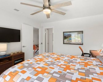 Prime Midtown Area Palm Springs Clean Upper Level View Condo 2 Bed/2 Bath - פאלם ספירנגס - חדר שינה