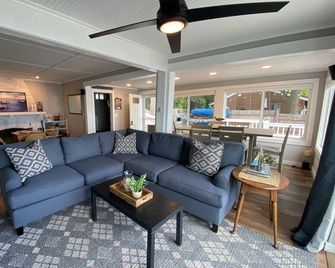 Waterfront Lake Cottage - Upper Nemahbin Lake - Oconomowoc - Huiskamer