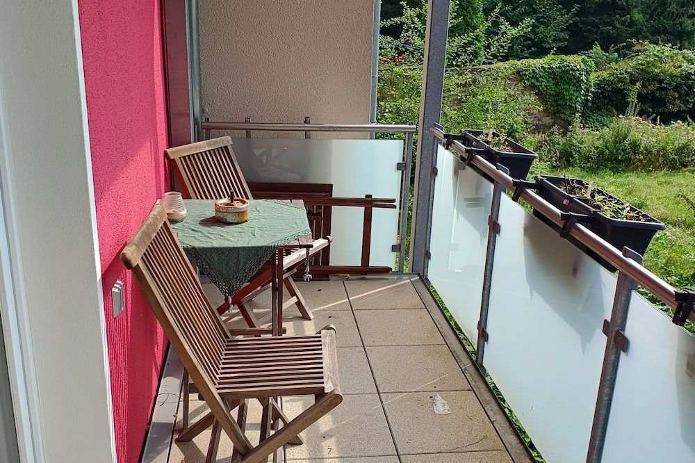 Cozy apartment with eat-in kitchen, balcony and shared use of the garden. - אסן - מרפסת