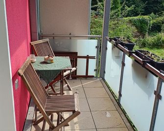 Cozy apartment with eat-in kitchen, balcony and shared use of the garden. - אסן - מרפסת