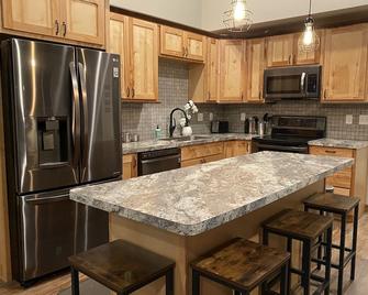 Calling Outdoor Adventurers! Resting on Grace Lake House with Home Theater! - Bemidji - Kitchen