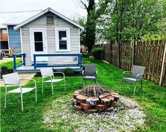 Lovely 2bdrm Cottage Right On The Gotl Strip! Sleeps 5! - Geneva - Patio
