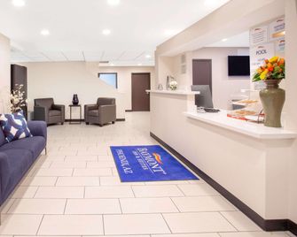 Baymont by Wyndham Phoenix I-10 near 51st Ave - Phoenix - Receptionist