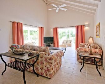 Bay House - 3 bedroom Villa, private pool and garden, near beaches - Jolly Harbour - Wohnzimmer