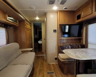 Serene Pinehurst Camper - Sleeps 2 - Pet Friendly - Magnolia - Вітальня