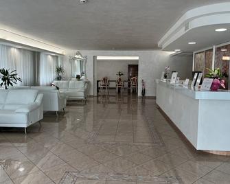 Hotel Royal Plaza - רימיני - דלפק קבלה