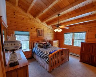 White Mountain Log Cabin Getaway Hike~Dine~Ski~Shop - Bartlett - Habitación