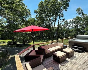 Private 3-acre 4br3ba w/Lake Access off Wine Trail - Hector - Patio