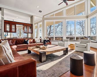Lake Norman Private Island | 7br · Hot Tub · Deep-Water Dock · Game Rooms | Sleeps 22 - Statesville - Salónek