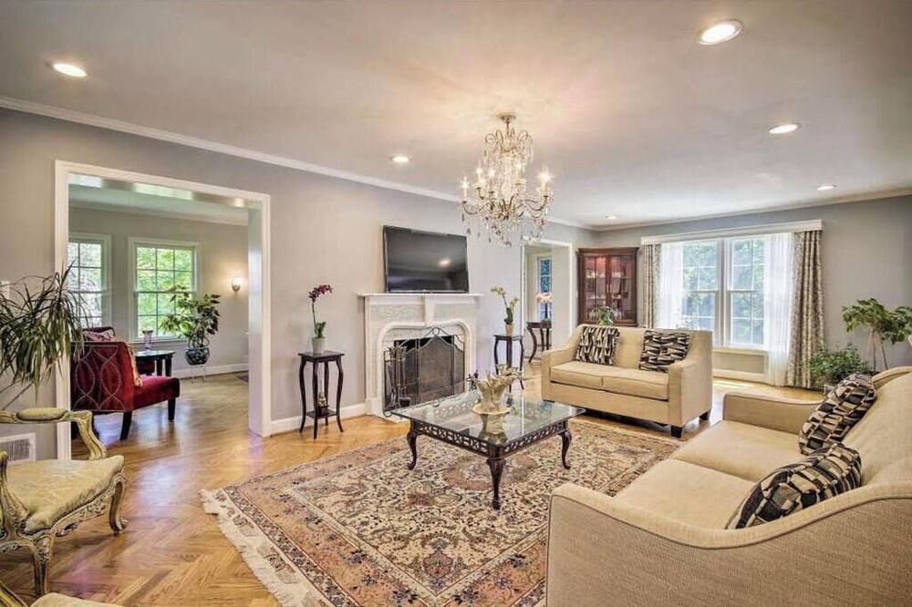 Luxury Estate just minutes from D.C.- Cherry Blossom Season 2023