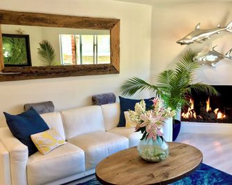 Short Walk To Everything - Peek-A-Boo Ocean View - Bbq - San Clemente - Living room