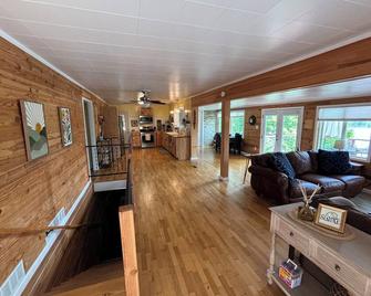 Perfect Lakeside Retreat for Families and Friends, 8beds, Lake & Dock Access - Harrodsburg - Sala de estar