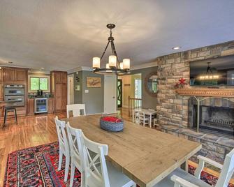 Inviting Family Abode with Dock on Norris Lake! - Caryville - Dining room