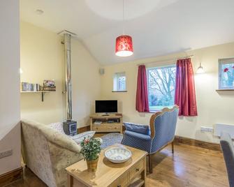 Woodpeckers Cottage - Church Stretton - Living room