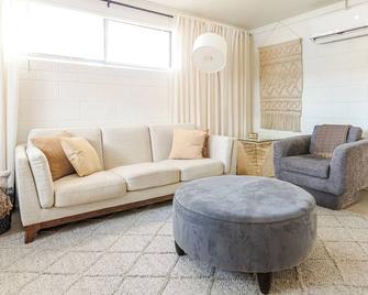 Cozy Quay Private Pet-Friendly 2 Br Duplex Wifi King Bed - Fuquay-Varina - Living room