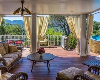 Mountain View Retreat - Fairfax - Living room