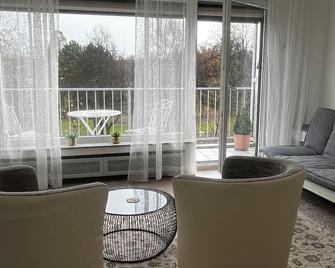 Apartment near the center with balcony and view of the city park - Essen - Living room