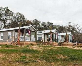 Caney Creek · Two Bedroom Tiny Home - Pell City - Building