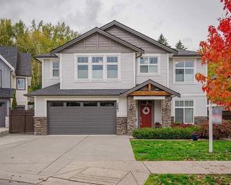 Mountain View Spacious Guest Suite In the heart Of Abbotsford City, Free Parking - Abbotsford - Building