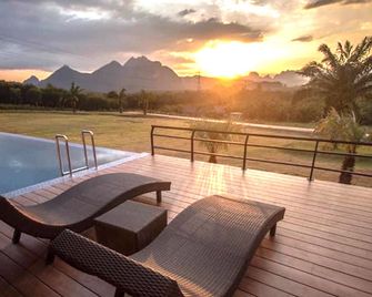 Belong Jin The Dam Hotel And Resort - Ban Ta Khun - Balcón