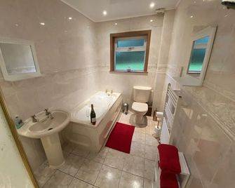 Captivating Cottage With Hot Tub Included Sleeps 6 - Thornhill