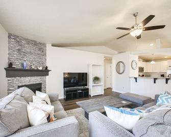 True Blue Family Home - Meridian - Living room