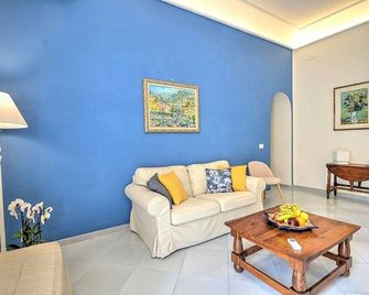 Casa Tarallo: A bright and cheerful apartment in the heart of Positano, with Free WI-FI. - Positano - Wohnzimmer