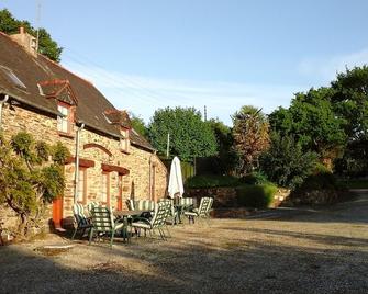 le Cosquer has 5 Properties With shared Swimming Pool and a games room. - Mur-de-Bretagne - Patio
