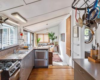 Richard & Jill's City House - New Plymouth - Kitchen