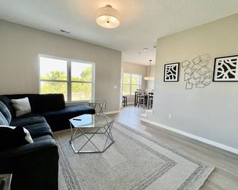 Cedar Falls Townhome - New Construction - 3 Kings! - Cedar Falls - Living room