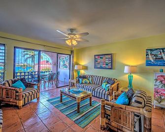 Gorgeous Condo With Heavenly Harbor And Ocean Views, And Close To Everything! - Christiansted - Sala de estar