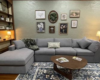 The Corner Cottage--where vintage charm meets modern comfort. Sleeps 6 - Meridian - Living room
