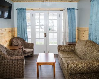 3Cottages on Strip, Lakefront, AC, WiFi, Fire pit, Deck over Lake, Pet Friendly - Geneva - Living room