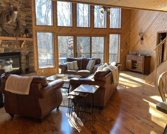Gorgeous Chalet Getaway with Cabin Feel sleeps 10 at Innsbrook Resort - Warrenton - Living room