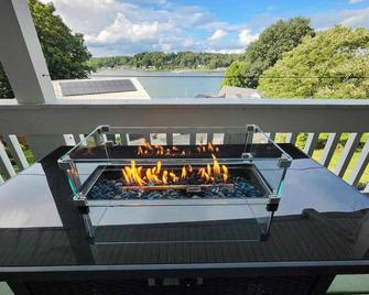 Spacious 5-bedroom lake house in charming Hanoverton with hot tub, WiFi, AC - Hanoverton - Balcony
