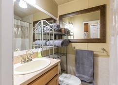 Comfortable, Convenient, Hot Tub And Freshly Renovated!! - Highlands - Bathroom