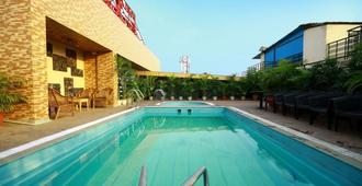 優越飯店 - 布巴內斯瓦爾 - 游泳池