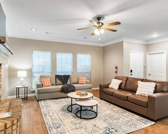 Warm & Spacious 4br/3ba/4tv Home – Newly Renovated - Forney - Sala de estar