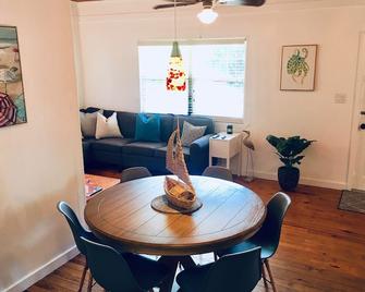 Cozy Seaside 2 Bed/2 Bath Bimini Cottage-Bay Side View -Soft Green Colored House - Alice Town - Comedor