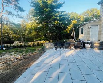 Spacious multiples bedroom house in enchanting Calverton with WiFi, AC - Calverton - Patio