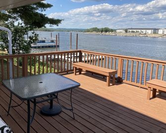 River Front Property - La Crosse - Balcony