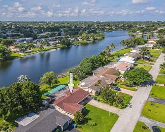 Private Lakefront Home in Miami/Pembroke - Pembroke Pines - Outdoors view