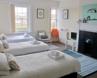 Well equipped large triple/family room 6@The Jolly - Bootle - Bedroom