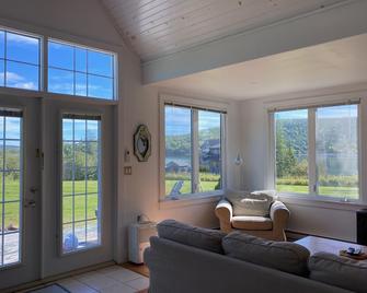 Charming Modern Cottage with water views and private Spa. Quiet Coastal Location - Baddeck