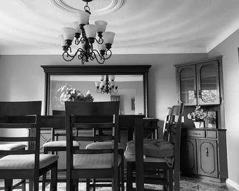 Beautiful upper unit countryside large cozy rooms near Niagara Falls - Welland - Dining room