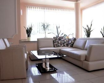 Hotelik Dworek Legnickie Pole 4km od Legnicy - Lehnice - Obývací pokoj