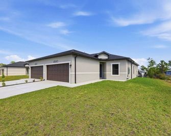 Modern Lehigh Retreat | Stylish 3br • Sleeps 6 - Lehigh Acres - Edificio
