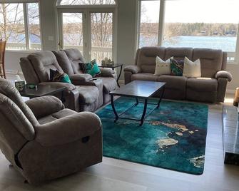 \'It's All Good\' at Pike Lake - Hermantown - Lounge