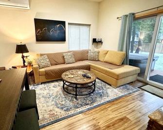 Lake Tahoe W. Shore Cabin, Tahoe Pines/Homewood, Sleeps 8-10, Hottub, Wifi, Cabl - Homewood - Sala de estar