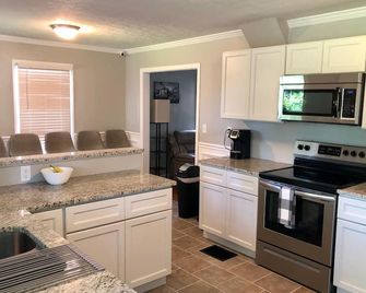 Thoughtful, entertainment haven for large groups, next to Smith Park - Middletown - Kitchen